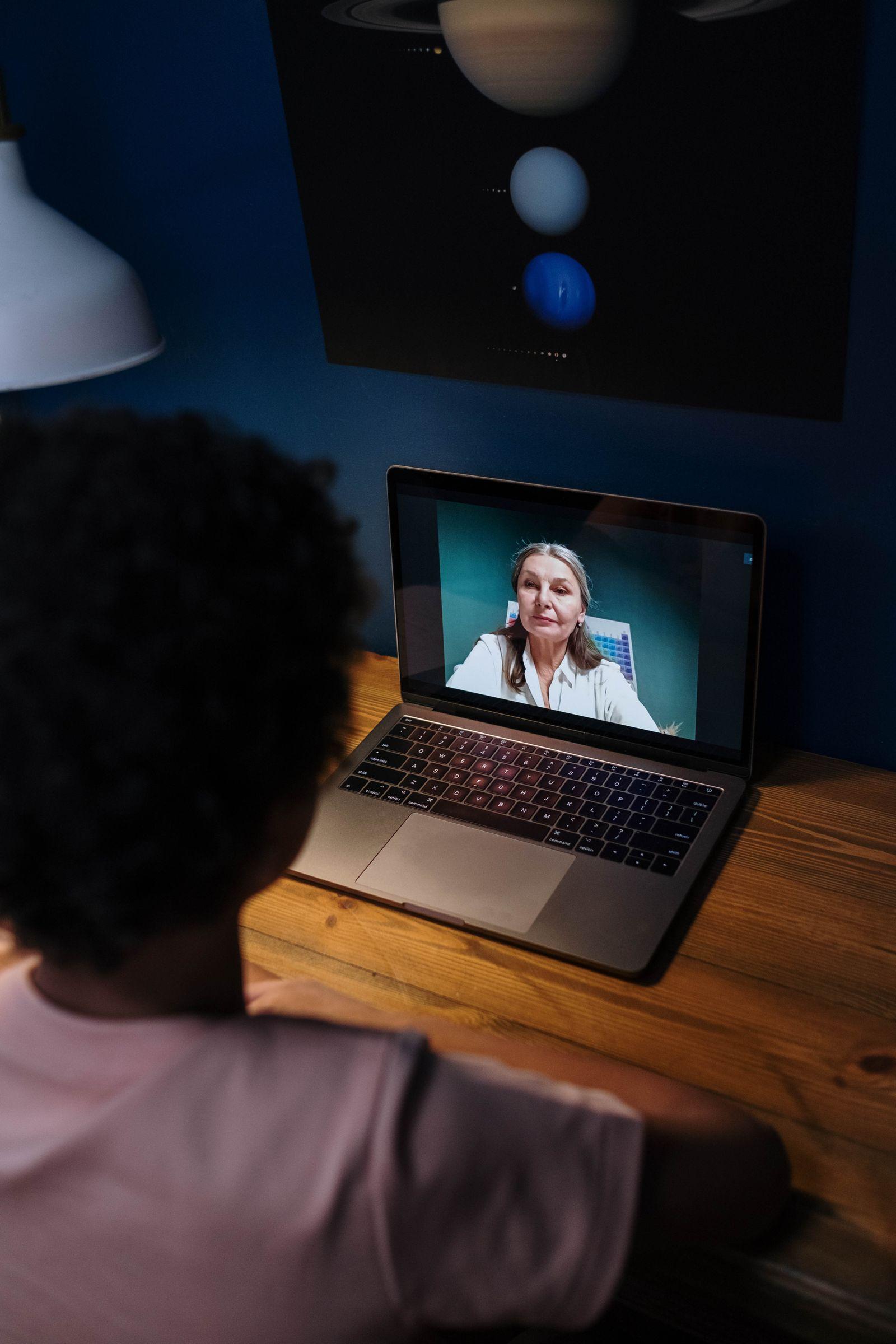 A student taking part in a supportive online lesson from home